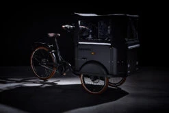 Keewee Bakfiets 25 Keewee Bakfiets -Cube Shop Popal 4 Schuin van voren met huif centered 12f6