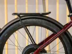 Stromer ST1 Comfort 814Wh Showmodel -Cube Shop STROMER ST1 DEEP RED DETAILFOTO ACHTERDRAGER 426f