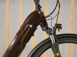 Victoria ETrekking 12.8 48cm Dames Showmodel 8 Victoria ETrekking 12.8 48cm Dames Showmodel -Cube Shop victoria etrekking 12.8 dames detailfoto voorvork lamp